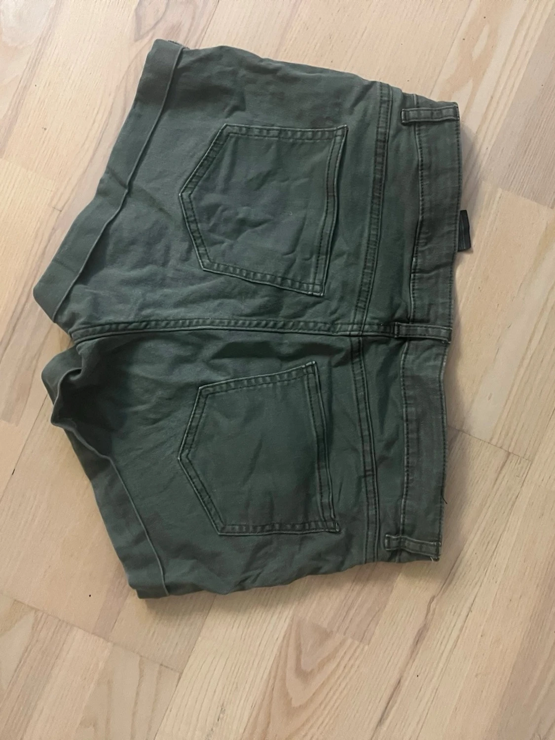 Olivgröna shorts med uppvik - 1