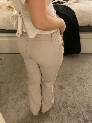 Beigea cargojeans - Säljer ett par snygga beige cargobyxor med raka ben och mid/low waist. Aldrig använda🥰