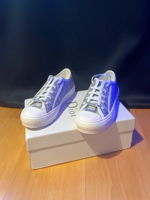 Dior sneakers dam - Storlek 38, dom passar helt normalt och är nya. Dem köptes med vinted verifiering så kom gärna med frågor!!