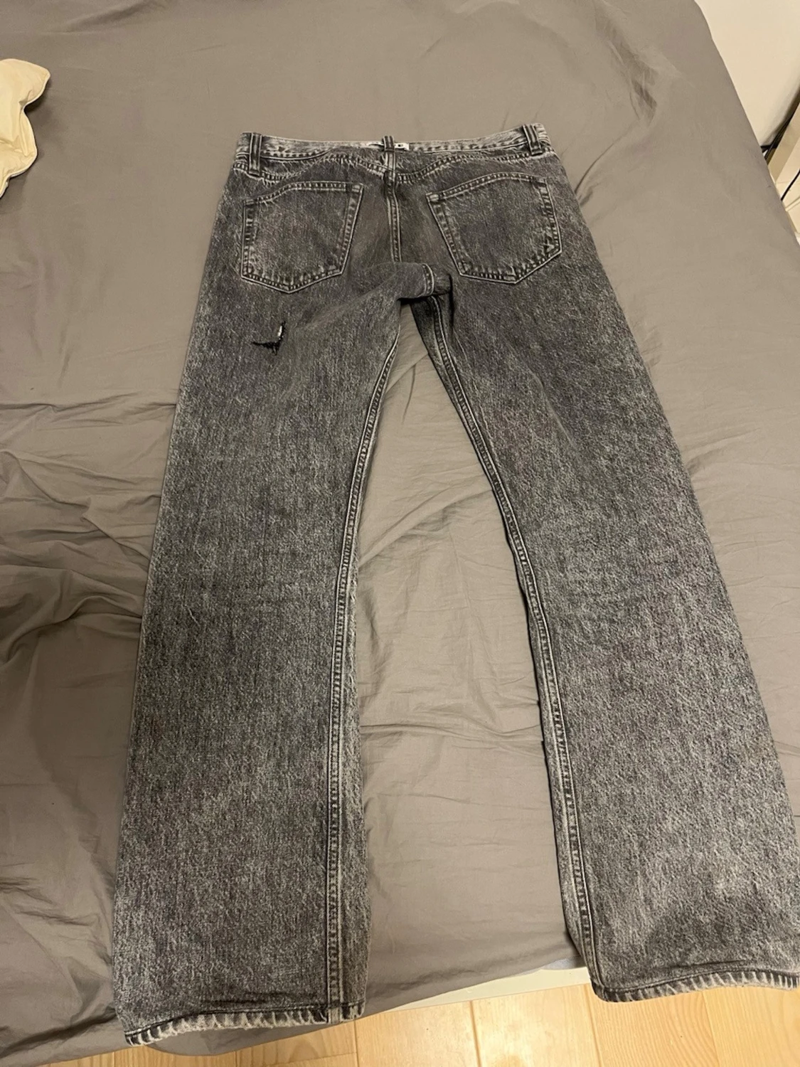 Grå raka jeans med tvättad look - 1