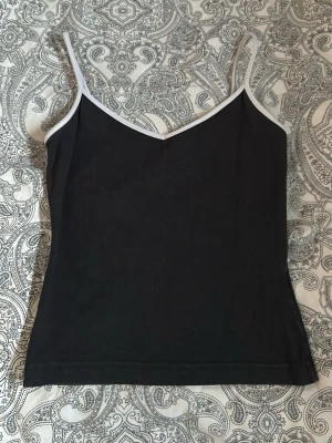 Svart linne - Svart linne med vita detaljer från HM.