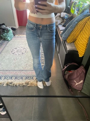 Blå bootcut jeans med låg midja - Säljer ett par klassiska blå bootcut jeans med låg midja och fem fickor. Passar perfekt på mig som är 160. Skriv om ni har frågor💕