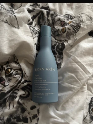 Björn Axén Repair Shampoo blå - Björn Axén Repair Shampoo för skadat hår i en stilren blå plastflaska. Innehåller stärkande keratin, squalane och provitamin B5. Vegansk och ej djurtestad formula. Perfekt för dig som vill vårda och stärka håret.