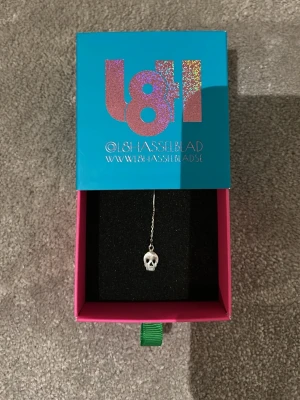 Dödskalleörhänge från lottahalsblad - Säljer ett hängande silverörhänge från Lotta Hasselblad. Använt fåtal gånger💕köpt för 400kr 💕finns inte längre, pris kan diskuteras 🌸🌸