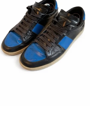 YVES SAINT LAURENT - Hej! Säljer mina lite unika yves saint laurent skor 👞 perfekt till den uppkommande våren då man kan ha på sig lite schysstare skor‼️ obs brukar oftast gå ner i pris!