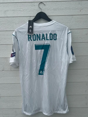 Cristiano Ronaldo Real Madrid Fotbollströja - Säljer en Real Madrid fotbollströja med Ronaldo 7 på ryggen som är helt ny med prislapp!