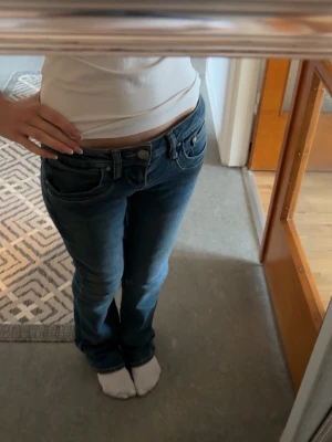LTB jeans - Blå lågmidjade jeans ifrån LTB i modellen Valerie! Strl 24/32. Knappt använda 