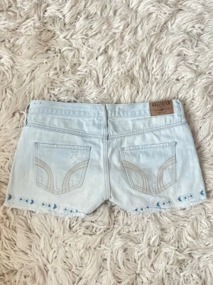 Lowrise hollister ljusblåa jeansshorts - Sydda mer lågmidjade (se bild) Midja ca 41 rakt över (första bild lånad resten mina) kan inte ta bild på då de inte passar mig vid låren💞