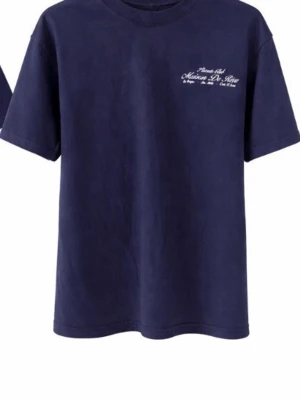 Mörkblå T-shirt me tryck  - Snygg mörkblå t-shirt med tryck fram och stort färgglatt Amalfi Coast-motiv på ryggen.Klassisk passform och rund halsringning. 