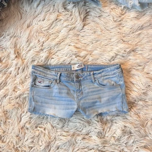 A10 Superlowrise Hollister jeansshorts - Sååå snygga! Midja ca 41
