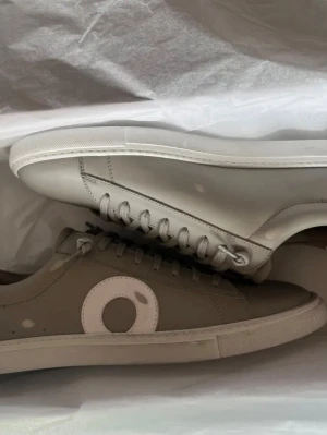 Oliver Cabell skor grå 42  - Oliver Cabell skor i grå storlek 42 (passar som vanliga 42:or). Tillverkade Italien. De är använda men fortfarande i fint skick. Inga tydliga defekter förekommer utan bara allmänt slitage vid användning. Box och dustbag tillkommer vid köp. Perfekta skorna för dig som vill ha ett par skor som inte alla andra har men ändå vill ha samma look. Jag har upplevt att kvaliteten är väldigt fin och sulan håller mycket bättre än Golden Goose och Philippe Model. Hör av er vid frågor och funderingar!