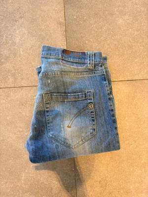 Dondup jeans - Tjena, säljer nu dessa riktigt snygga dondup jeans i Stl 34 vilket sitter dom W32 . Dom är i riktigt bra skick, dock är dom lagade men syns inte.. Nypris 3000✅Vid minsta funderingar så är det bara att höra av sig//Allt gott