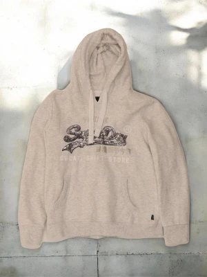 Superdry hoodie M/38/10 - Säljer en riktigt fet hoodie! Passar till alla outfits, stilren och inga defekter! 🌟  Storlek Eu 42 vilket motsvarar Xs  Kom privat via mer bilder, och tivla inte med att ställa frågor👍😊