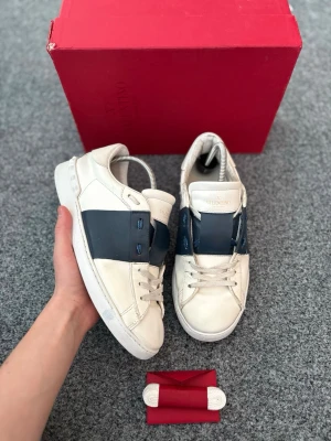 Valentino open - Valentino open | Storlek 41 | Tillbehör: Box, kort och extra snören | Endast 1799:- | Tveka inte att höra av dig vid frågor | Northstore