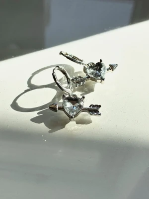 Örhängen - Maria Nilsdotter liknande örhängen. Knappt använda/ nya. Ca 2 cm långa