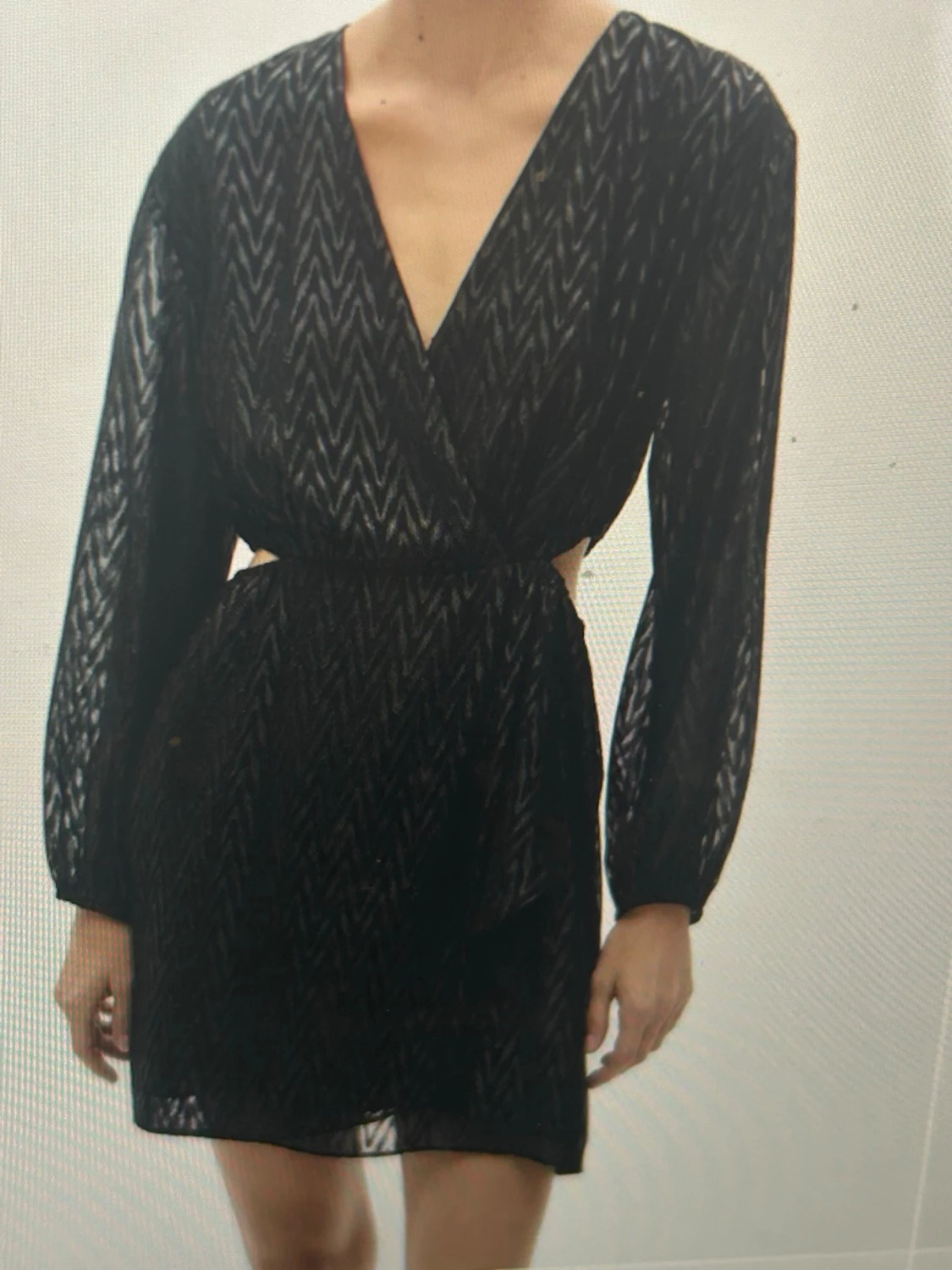 Svart omlottklänning med mönster från Mango - 1