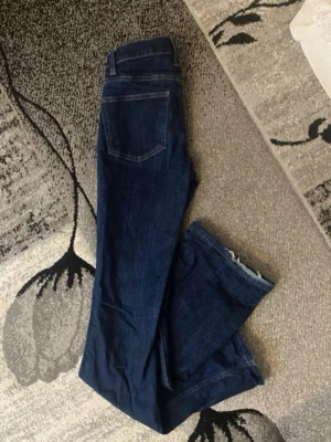 GINA TRICOT jeans men köpta från NELLY - Väldigt väl använda och få men ni ser på bilden vad som har skett vid nedersta delen av byxan (endast en av benen) super snygga, dem är mörkblåa för fler bilder antingen in i NELLY eller så kan jag skicka