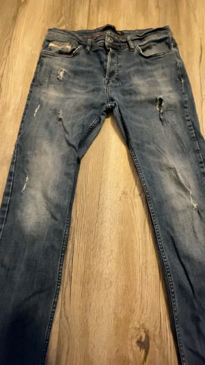 Blå slitna jeans från Diesel - Ord.pris-2500kr priset kan diskuteras🫆