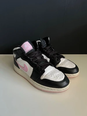 Nike Jordan Light Arctic Pink Mid - Tjena, Säljer par Nike Jordan Light Arctic åt sambon. Dem är en del använda därav priset. Nya går för cirka 2000kr. Det är storlek 38. Mvh Micke. 