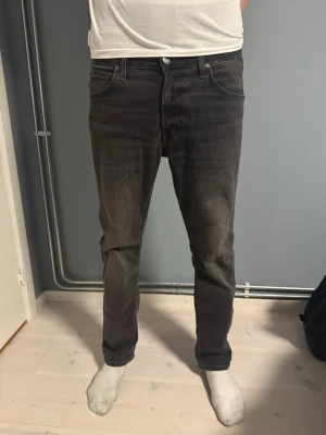 Lee jeans - Säljer ett par mörkgrå jeans från lee i ny skick, storlek W31 L30, hör gärna av er vid fler frågor eller funderingar. Mvh