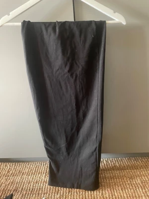 Svart kjol från Gina Tricot - Tight svart kjol från Gina 