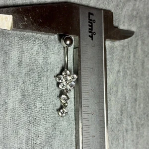 ✨ NY oanvänd navelpiercing med hänge - Kirurgiskt stål 316L  - ✨ NYTT oanvänt smycke i kirurgiskt stål! 🌸 Hållbart & Rostfritt: Slitstarkt 316L-stål som inte oxiderar eller rostar av fukt. 🌸 Säkert: Industristandard, skonsamt för läkta piercingar.  🛍️ 30 % BUNDLE-RABATT! Köp fler artiklar från min shop och få 30 % på allt! ✨ 📦 Frakt: Endast spårbart via Plick SafePay för vår trygghet.