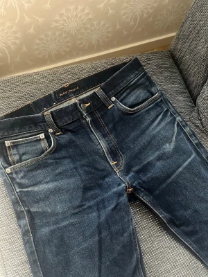 Nudie selvedge jeans - Feta selvedge jeans, modellen är Lean dean. sitter enligt mig mindre i storlek så jämför med dessa mått 📐   Midja: 42cm Längd: 105cm Benöppning: 16cm Lår: 27cm