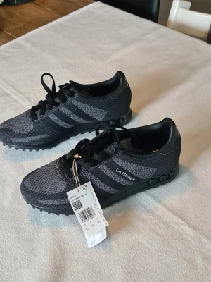 Adidas L a Trainer Weave Black and Grey Helt Nya Storlel 42 - Adidas La trainer weave black and Grey. Aldrig använda helt nya storlek 42 . Tillverkas inte längre av Adidas denna modell
