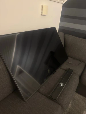 Stor svart platt-TV med fjärrkontroll från Hitachi - Säljer en stor svart platt-TV med tunn ram och modern design. TV:n har flera anslutningar på baksidan. Perfekt stor tv. Fjärrkontroll fanns men tappades bort i flytten därav sänker jag priset med 350 då en universal kontroll kostar ca 150-299:(