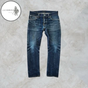 Nudie Jeans Grim Tim Dry Selvedge - Nudie Jeans Grim Tim Dry Selvedge jeans en riktig klassiker inom raw denim och en av märkets mest populära passformer. Kända för att utveckla snygga, personliga fades med tydlig karaktär.  Skick 9/10 skrevet är professionellt lagat hos Nudie, mycket välgjort och inget som syns eller märks vid användning. Storlek W32/L30 men passar W30–31. Hör av dig för mått! ~ Liknande säljs för 1000–3000 kr | mitt pris 1 599 kr. Alla följare får rabatt, så följ!