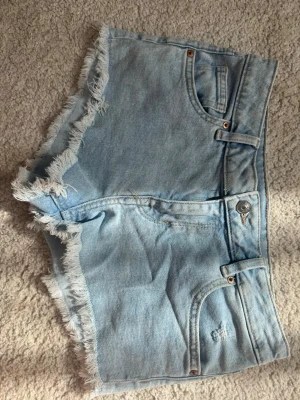Hm lågmidjade jeansshorts - Lågmidjade jeansshorts från HM. Helt slutsålda och säljs inte längre. Nytt skick knappt använda.