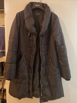 Svart Kappahl Jacka - Svart jacka från Kappahl. Använd många gånger men den har inga skavanker och är i mycket bra skick. Som ses i bilderna har den många fickor och ger en väldigt smickrande form.