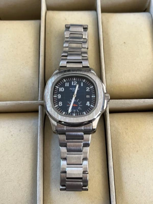 Ekstrand Akquanut Silver/Blå - Snygg klocka med blå urtavla och silvrig stållänk.