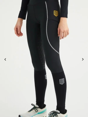 Maya delorez ridbyxor! - Säljer mina Maja delorez rid leggings då jag inte rider längre och växt ut dom. Dom är i storlek S men sitter som en Xs. På bilden är den mera nya designen medans dom jag säljer är av den gamla designen. Så den är mörkblå med guld på sidan. 