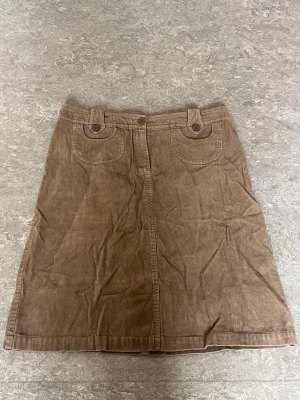 Kjol - Kjol i typ Manchester-material. Aldrig använd 