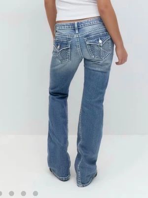 Trendiga low waist bootcut jeans från Gina Tricot 👖✨ - Snygga jeans från Gina Tricot i modellen “iconic twisted jeans”. Low waist och bootcut fit som är väldigt trendiga just nu.  Använda men fortfarande i bra skick! Inga hål eller stora slitningar, bara normalt användande.  Jag är 172 cm lång och på mig är de lite korta i benen. De sitter även ganska tajt vid låren, så passformen är mer slim upptill.