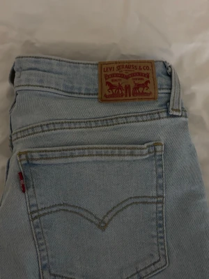 Low waist flared levis jeans - Ni ser måtten på bilderna!! Tycker de passar till en storlek S/M, flared, pris kan diskuteras💕
