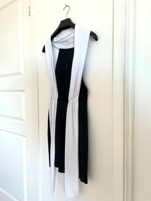 OLD MONEY KLÄNNING 💙 - Så vacker kort klänning från Zara med öppen rygg och så fina detaljer. Klänningen är vit runt kragen som sedan sträcker sig ner för ryggen med två vita breda band. 