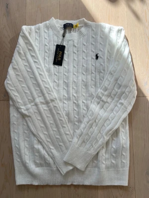 Vit stickad polo Ralph lauren  - Riktigt snygg stickad polo, helt ny. Är storlek S men passar som en storlek M, hör gärna av er. 