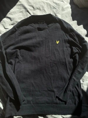 Mörkblå stickad tröja Lyle & Scott - Mörkblå stickad tröja från Lyle & Scott! Tröjan är väldigt fint, nästintill ny skick. Köpt för ca 1 år sedan, knappt använd för ungefär 850 kr. Säljer för 500. Frågor angående pris osv är det bara att meddela om! Kan mötas upp i Stockholm vid snabb affär.