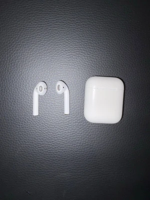 Airpods 1 Gen - Säljer mina Apple AirPods 1st generation. Smidiga trådlösa hörlurar som är enkla att använda och koppla till mobilen. Perfekta för musik, samtal och vardag. 