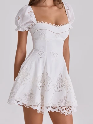 Vit kort klänning med puffärm och spets - Superfin vit kort klänning med puffärmar och broderade spetsdetaljer. Klänningen har fyrkantig urringning, markerad midja och vacker volangkant nertill. Perfekt för sommarens alla tillfällen och ger en romantisk vibe. Köpte den från Vinted men den passade inte. Den är 53 cm lång.