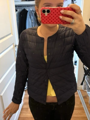 Uniclo jacka  - En jättefin vår jacka från Uniclo, använd en sommar men fortfarande jättebra kvalité och perfekt till våren och sommaren, det är en lättviktsjacka så den är inte jätte varm och perfekt för våren. Priset kan diskuteras 