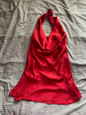 Röd backless tröja - Den är aldrig använd. Jag har storlek S och den passar ändå perfekt, skriv vid eventuella frågor❤️