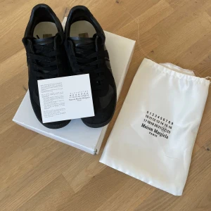 Maison Margiela gats  - Säljer ett par riktigt snygga gats i storlek 41. Dem är i riktigt bra skick med få tecken på användning. Man får med box, dustbag och kort till dem. 