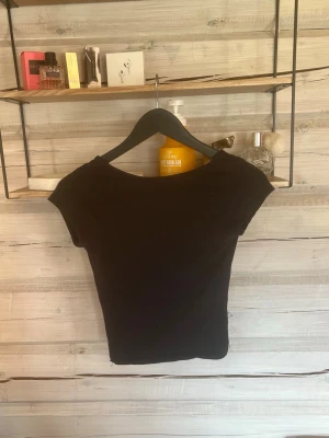 Marinblå tröja - Marinblå tröja som sitter tajt med halvöppen rygg