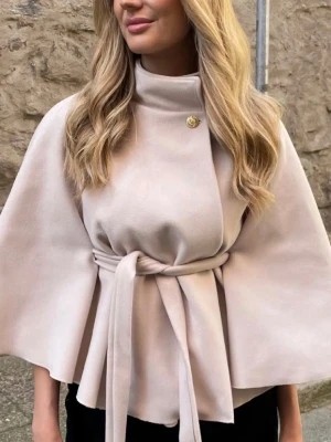 Beige poncho - Beige poncho Blair från Missäy, i nyskick! Passar mig som brukar ha xs i jackor