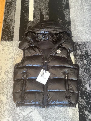 Moncler Väst - Jättefin Moncler väst, perfekt nu till sommaren, till ett riktigt bra pris! Skriv för eventuella frågor !