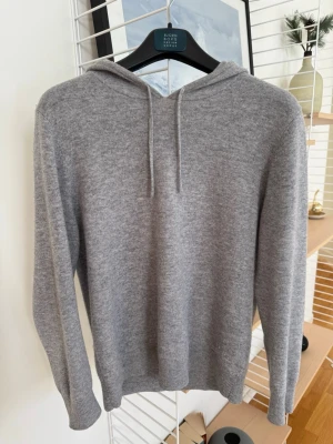 Kashmir tröja - Säljer nu en riktigt fet kashmir tröja från sayless. Säljer pga att den tyvärr har blivit för liten. Tröjan är i storlek M men sitter som S. Den är i väldigt bra skick ca 9/10. Tveka inte på att skriva vid fler bilder eller frågor! Mvh