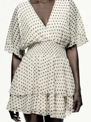 Prickig zaraklänning  - Så fin prickig klänning ifrån Zara, storlek S. Går gärna ner i pris vid snabbt köp 